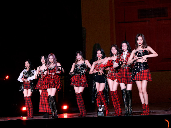 TWICE Sukses Buka Tur Konser Dunia di Seoul Secara Offline