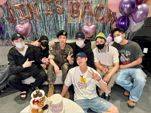 BTS Bagikan Foto Reuni OT7 di Hari Kepulangan Jin