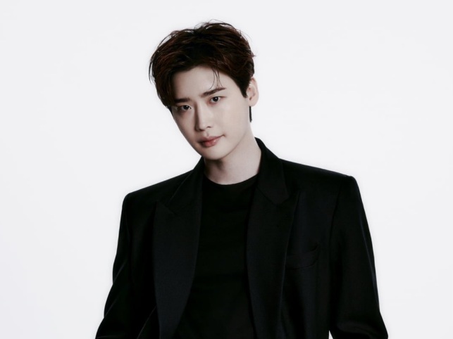 Lee Jong Suk Kembali Sebagai Pengacara dalam Drama Baru Sutradara 'W'