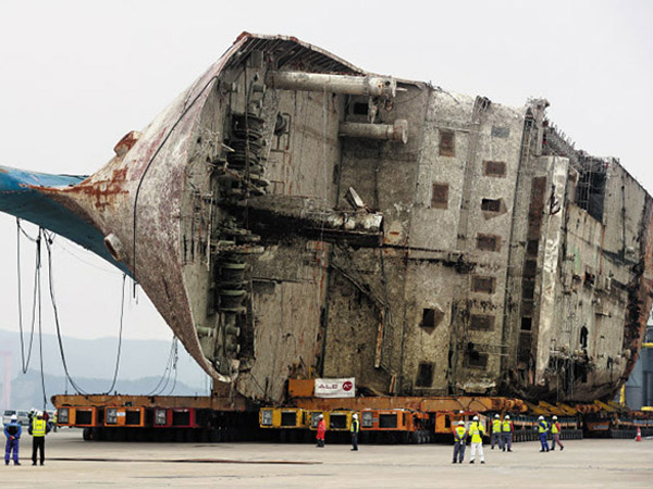 Akhirnya 'Mendarat', Begini Kondisi Bagian Dalam Bangkai Kapal Feri Sewol