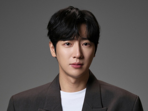 Lee Sang Yeob Tanda Tangan Kontrak dengan C-Jes Studio