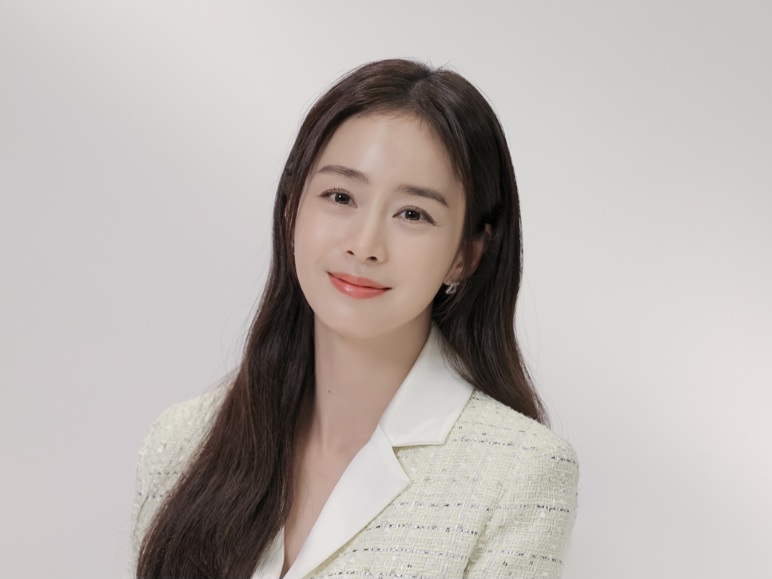 Kim Tae Hee Perpanjang Kontrak dengan Story J Company