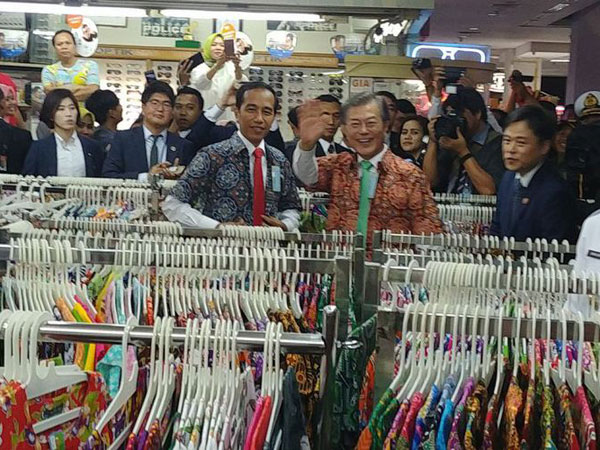 Blusukan ke Mall di Bogor, Presiden Jokowi dan Presiden Korsel Moon Jae In Belanja Batik