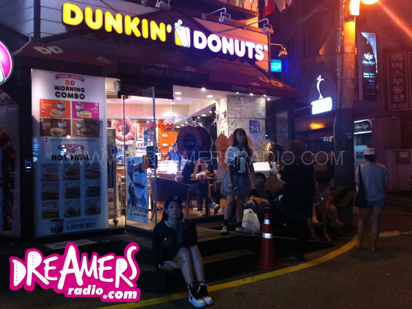 Dunkin' Donuts Seberang Gedung JYP Entertainment Jadi Tempat 'Wisata' Bagi Fans K-Pop?