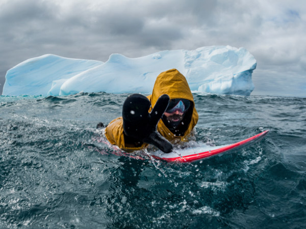 Taklukkan Ombak, Ini Dia Orang Pertama Yang 'Surfing' Di Tempat Terdingin Di Bumi!