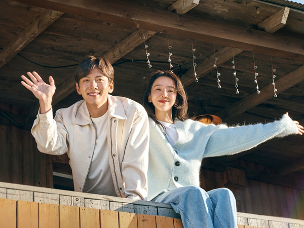 Ji Chang Wook dan Shin Hye Sun Berikan Senyum Ceria di Poster Drama 'Welcome to Samdalri'