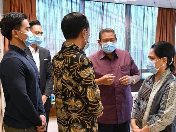 Ditemani Kaesang, Jokowi Luangkan Waktu Khusus Jenguk Ani Yudhoyono di Singapura