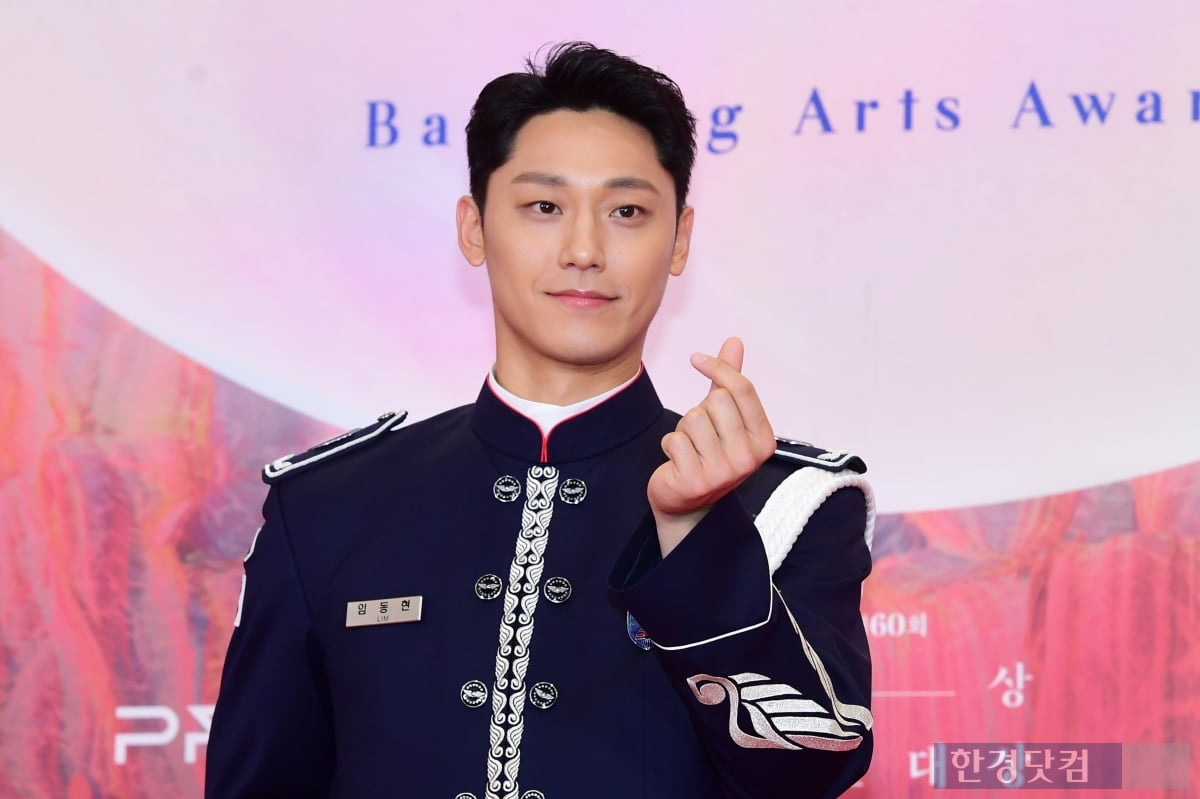 Dapat Izin Militer, Lee Do Hyun Tampil Gagah dengan di Baeksang Arts