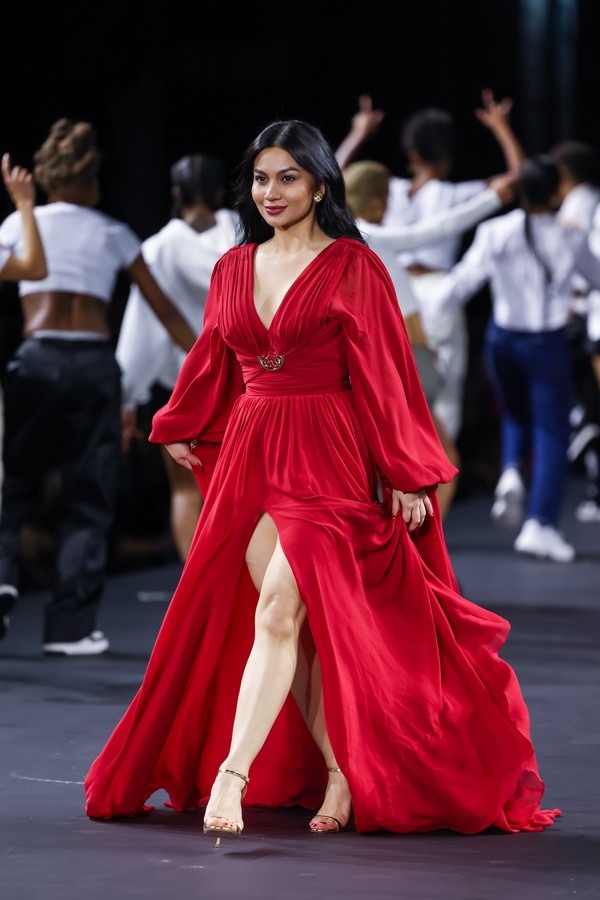 Pesona Ariel Tatum Jadi Model Di Paris Fashion Week